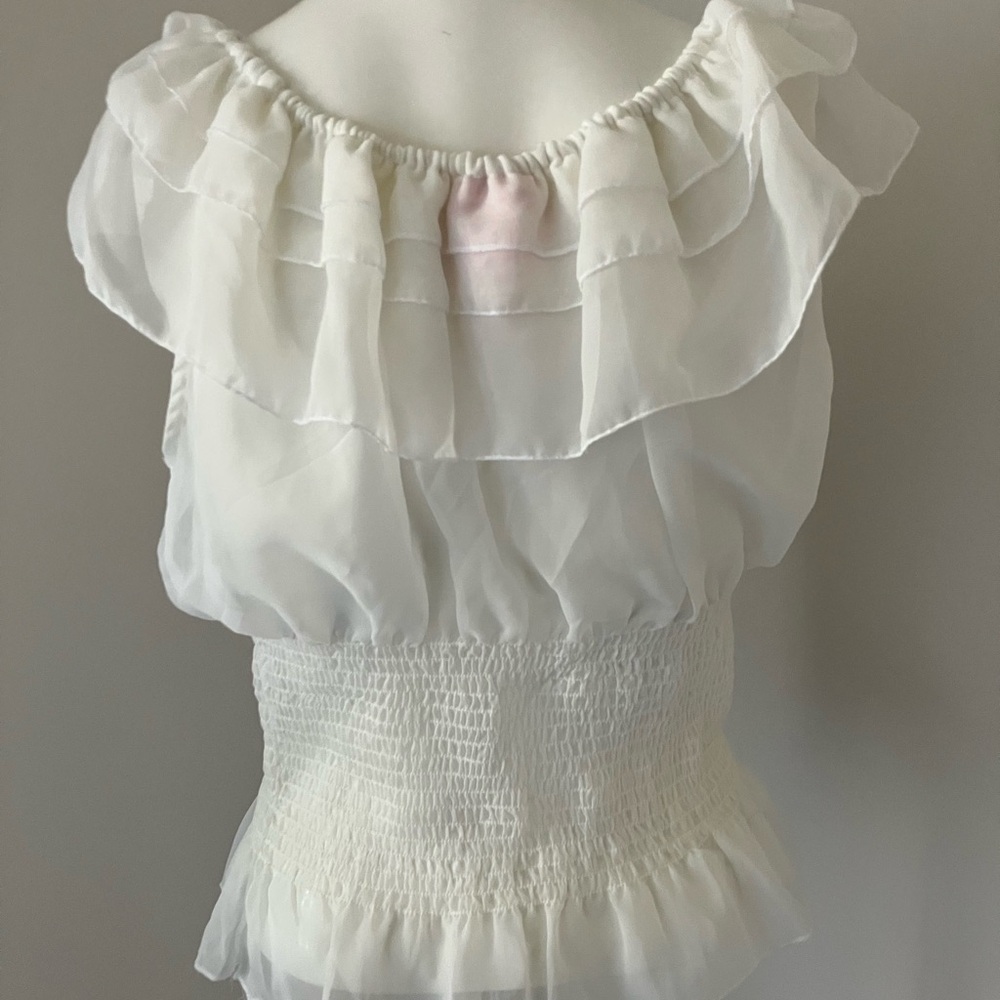 Chic White Ruffled Blouse - Picture 2 of 3